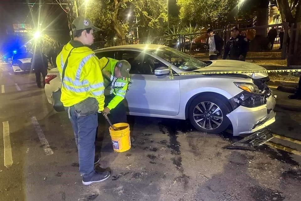 Un joven conducía una motocicleta y fue embestido por un Nissan Altima en el cruce de Avenida Aztecas y Calle Nezahualcóyotl.