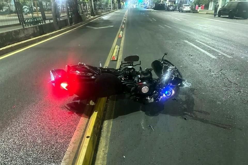 Tras el impacto, el motociclista salió proyectado y azotó unos 15 metros adelante.