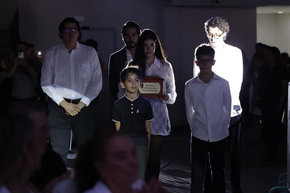 Los presentes, vestidos principalmente de blanco y negro para simular teclas de piano, se levantaron de sus asientos para aplaudir el recuerdo del músico, que tocó con estrellas como Toña la Negra.