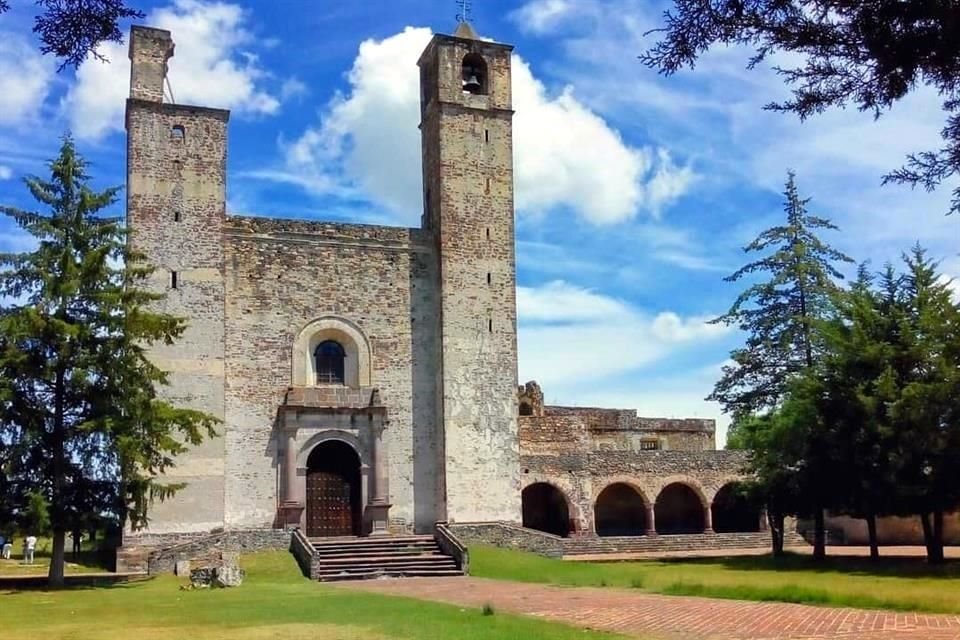 Ésta es la segunda ocasión que el Conjunto Conventual de San Juan Bautista, en Cuautinchán, pierde una barda patrimonial.