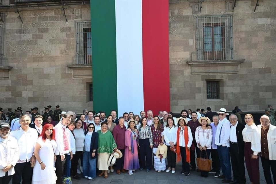 Gobernadores asistentes al mitin convocado por Claudia Sheinbaum al Zócalo.