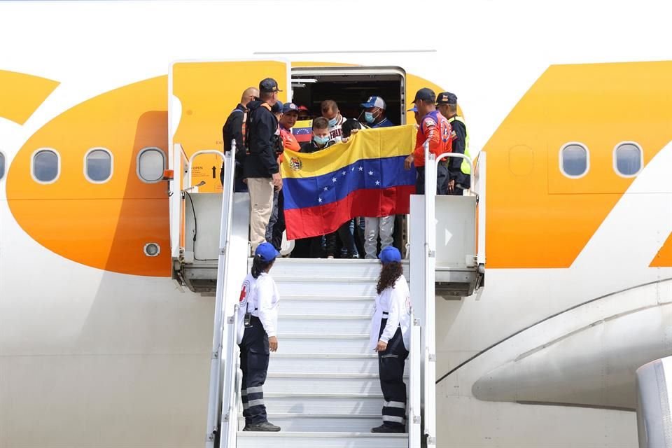 Migrantes venezolanos deportados de Estados Unidos llegan a Venezuela el 24 de febrero del 2025.