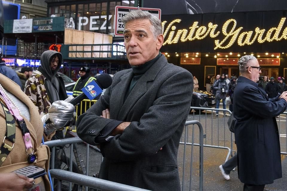 Su cambio de estilo debió ocurrir en estos días, ya que el cabello de George todavía tenía canas en la conferencia de prensa de 'Buenas Noches y Buena Suerte', en febrero.