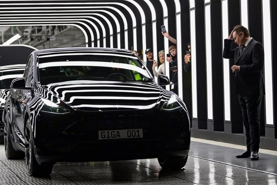 Las acciones de Tesla caían 14% y van camino de su baja más pronunciada desde 2020, ya que los analistas de Wall Street comienzan a recortar sus estimaciones de entregas de vehículos.