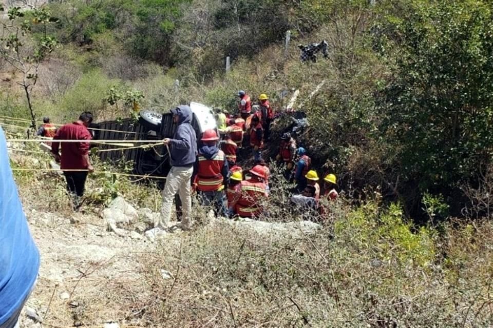 El autobús se desbarrancó sobre la Autopista Mitla-Tehuantepec, en Oaxaca, durante la mañana de este lunes.