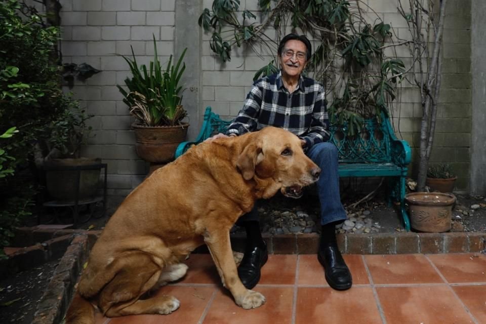 Sobre estás líneas, el autor en compañía de su perro Mateo.