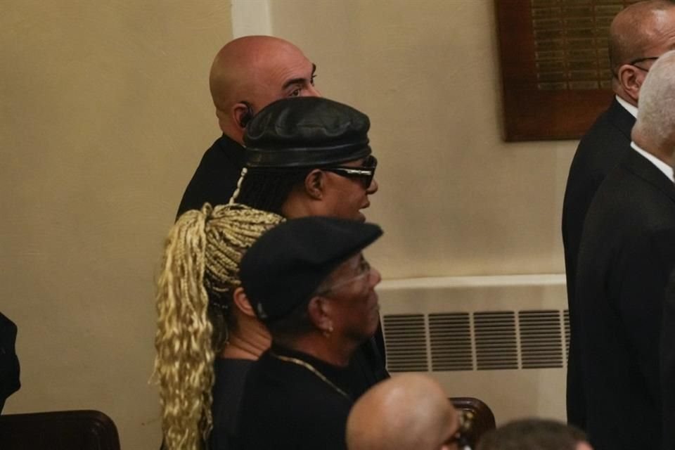 Stevie Wonder estuvo entre los artistas que actuaron durante el servicio en una histórica iglesia de Harlem.