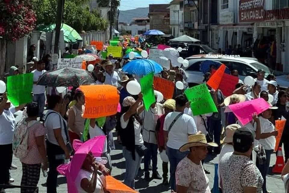 Comerciantes de Teloloapan, Guerrero, protestaron el pasado domingo en contra del Alcalde, Narvel Mojica, de cortar los servicios de la antigua sede del mercado Cuauhtémoc en el centro del Municipio.