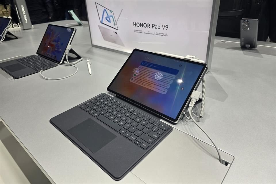 La Honor Pad V9 presenta un grosor de 6.1 mm y un peso de 475 gramos, dichas características no comprometen la robustez en su batería, pues alcanza una capacidad de 10,100 mAh.