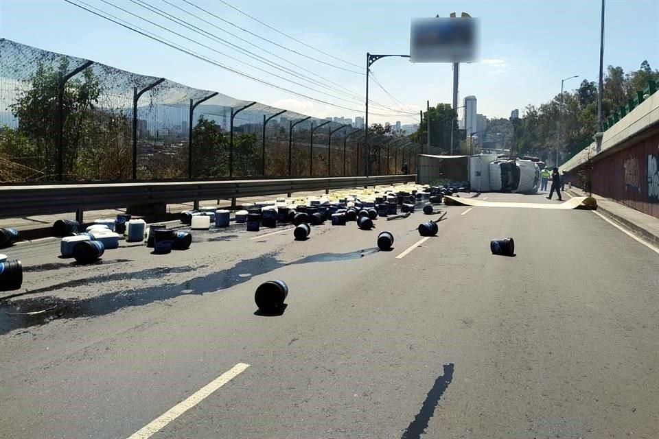 Un tráiler volcó tras quedarse sin frenos en Santa Fe.