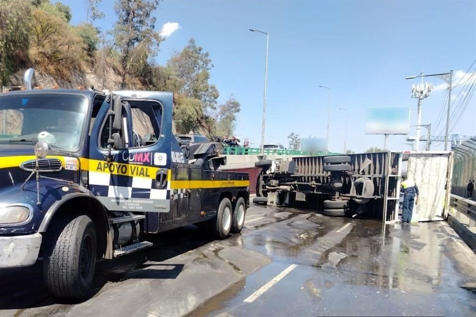 Personal de la SSC incorporó el tráiler para trasladarlo a un depósito vehicular.