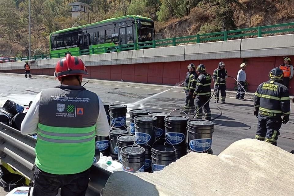 Personal de Protección Civil y Bomberos limpiaron tras el derrame de jabón.