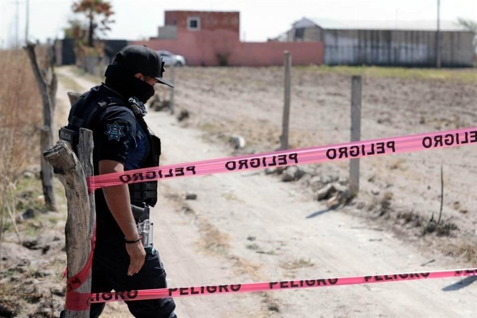 Apenas en esta segunda revisión al rancho se están tomando las prendas de vestir y zapatos como indicios.