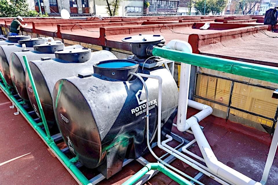 En el techo se colocan canaletas que conducen el agua de lluvia hasta estos tinacos de prefiltrado.