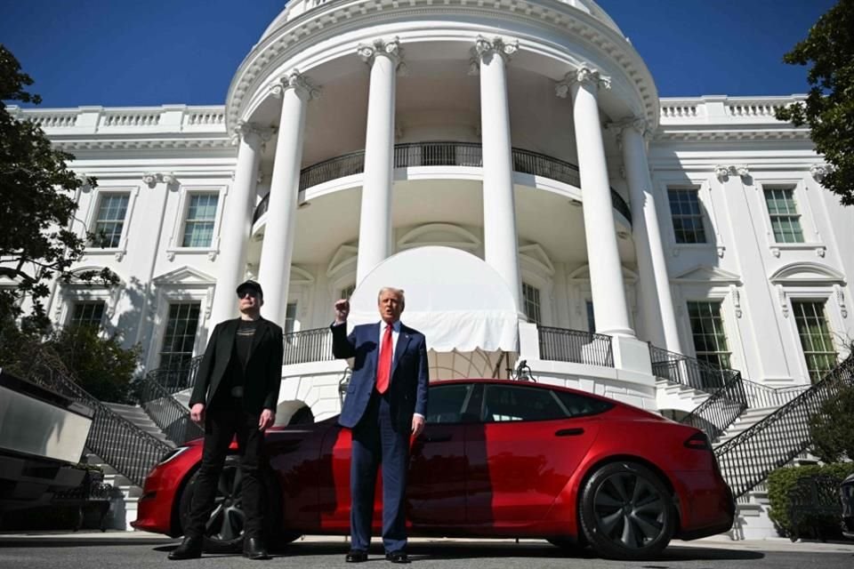 El Presidente Donald Trump y el CEO de Tesla, Elon Musk, a un lado de un vehículo afuera de la Casa Blanca, el 11 de marzo.