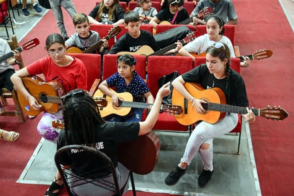 En los guateques, los poetas improvisan décimas acompañados por el laúd, la guitarra, el tres y las claves.