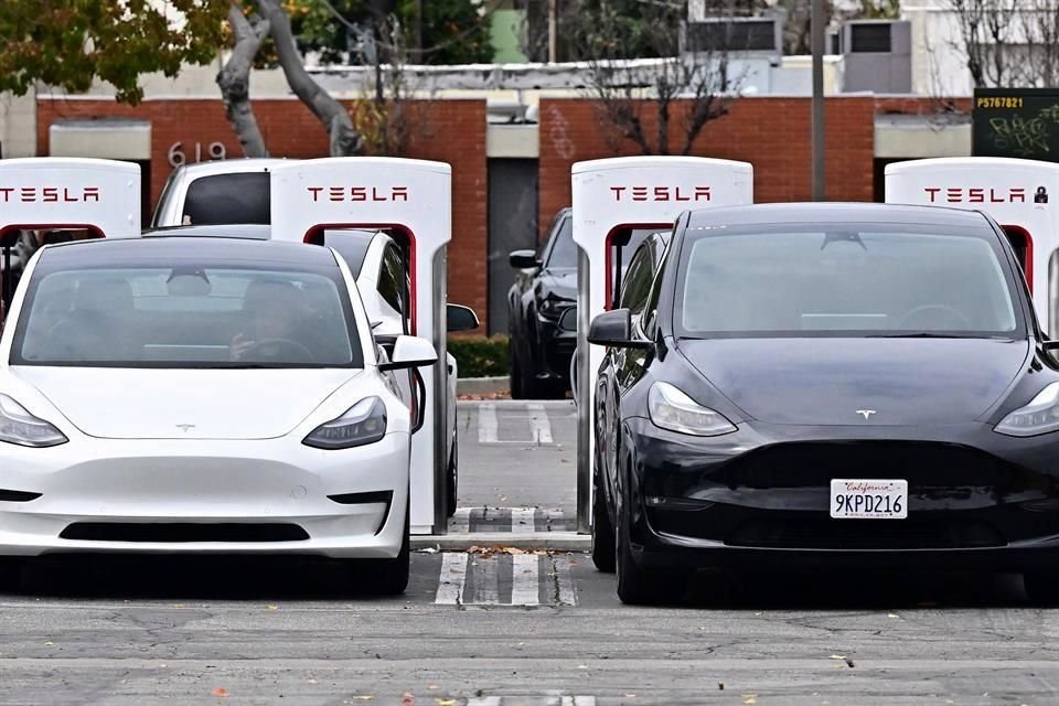 Vehículos eléctricos Tesla en una estación de carga en Alhambra, California.