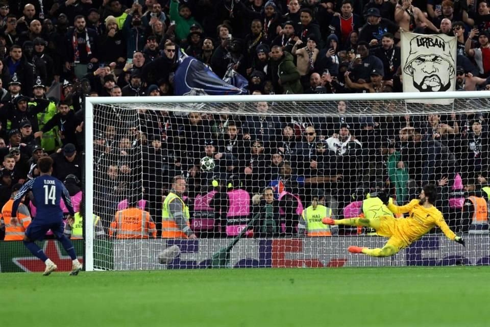 Desire Doue fue el encargado anotar el penal que decidió la eliminación del Liverpool en Anfield.