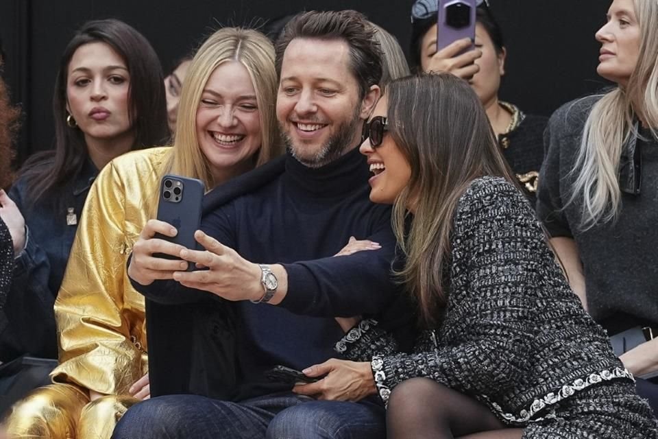 Dakota Fanning, Derek Blasberg y Jessica Alba se tomaron una selfie.