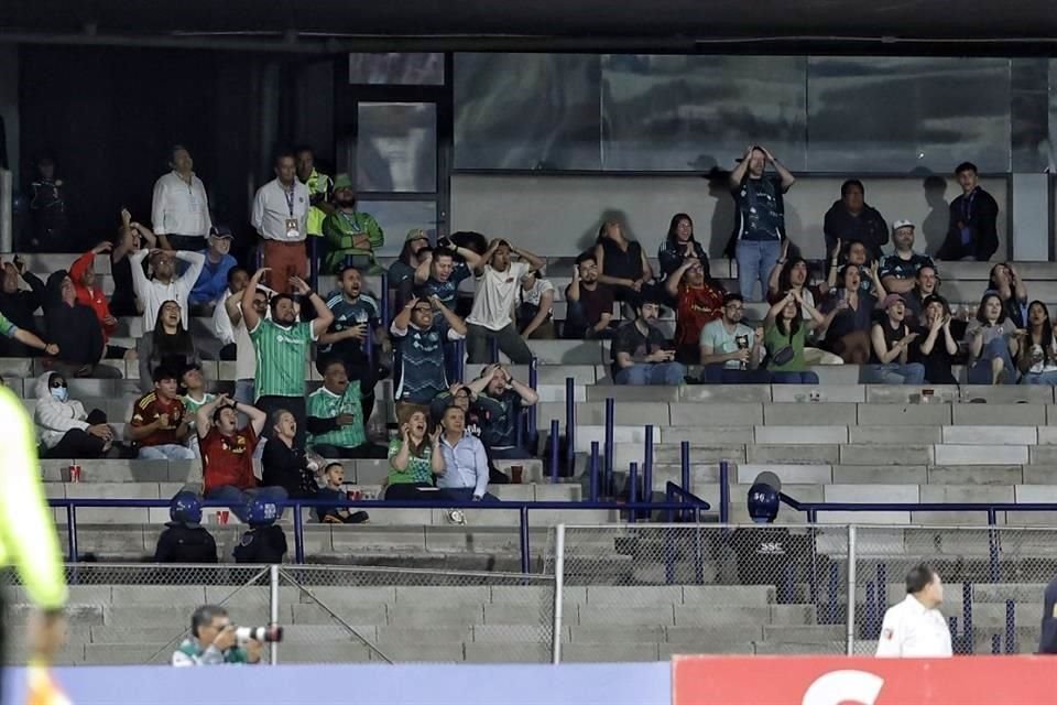 Los pocos hinchas visitantes se lamentaron las fallas de su equipo.