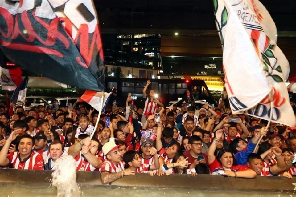 La afición respondió y se entregó en la tradicional serenata.