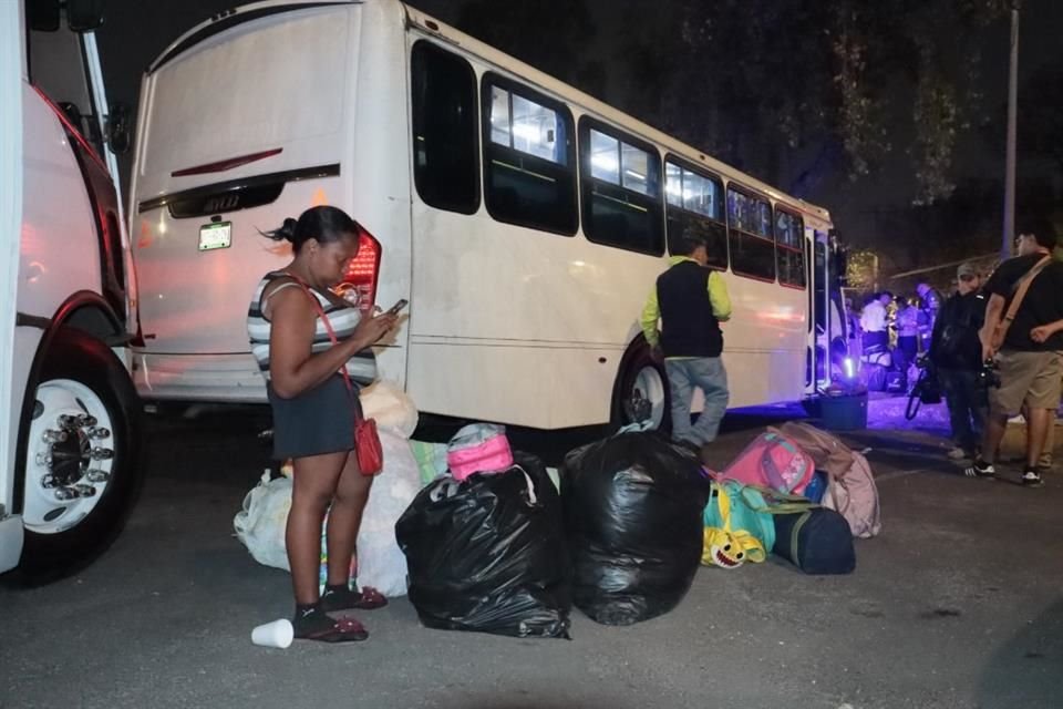 Los migrantes que accedieron a ser reubicados subieron sus pertenencias a un autobús.