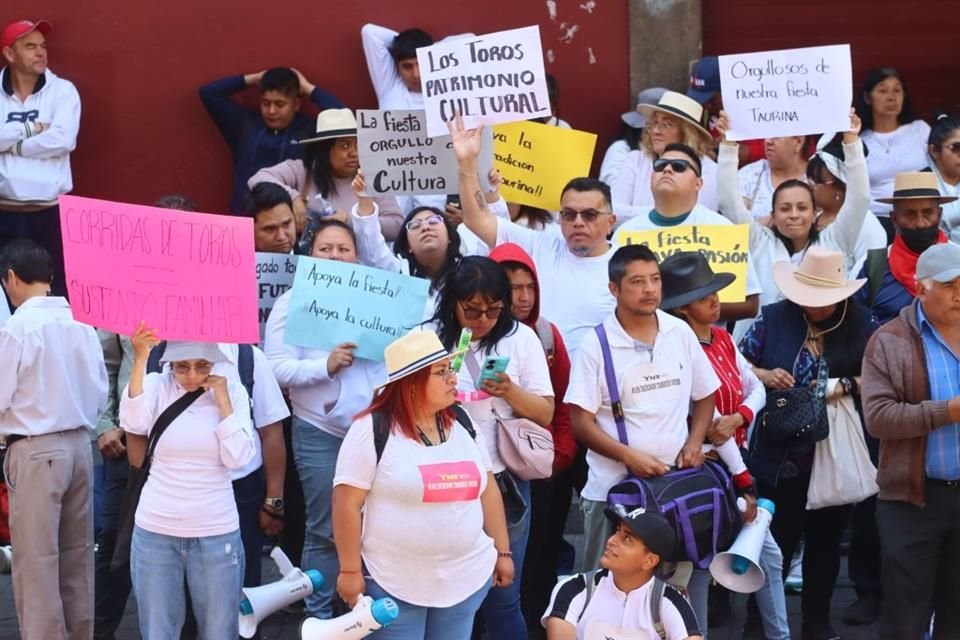 Vestidos de blanco y mostrando pancartas, un grupo de personas defendió la realización de espectáculos taurinos.