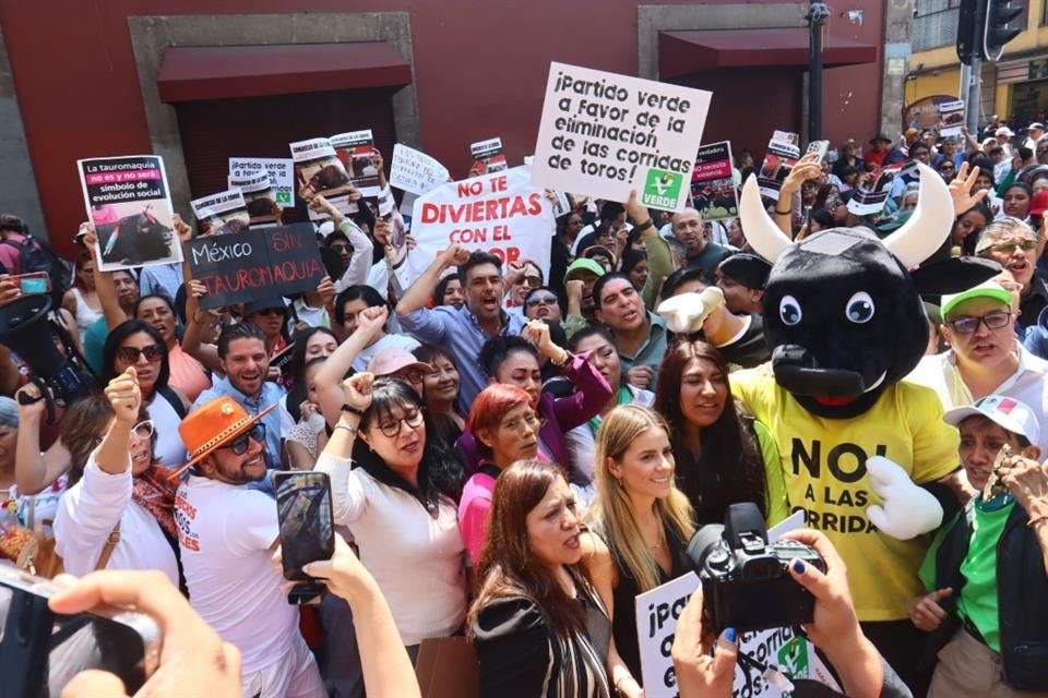 Con consignas y hasta botargas, activistas mostraron frente a Donceles su postura a favor de la prohibición.