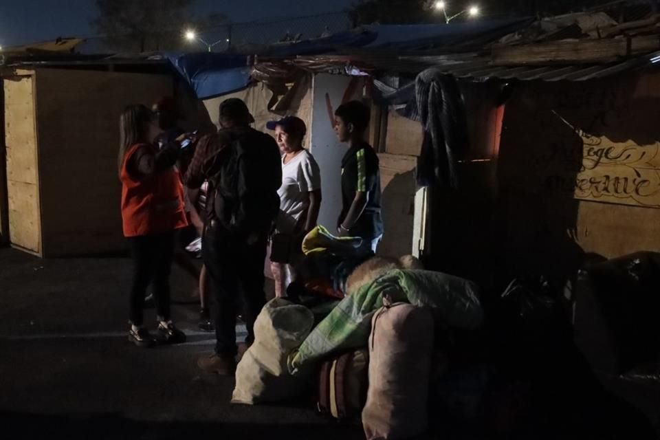 Empleados de dependencias del Gobierno capitalino ofrecieron a migrantes acudir a un albergue en la Alcaldia Cuauhtémoc.