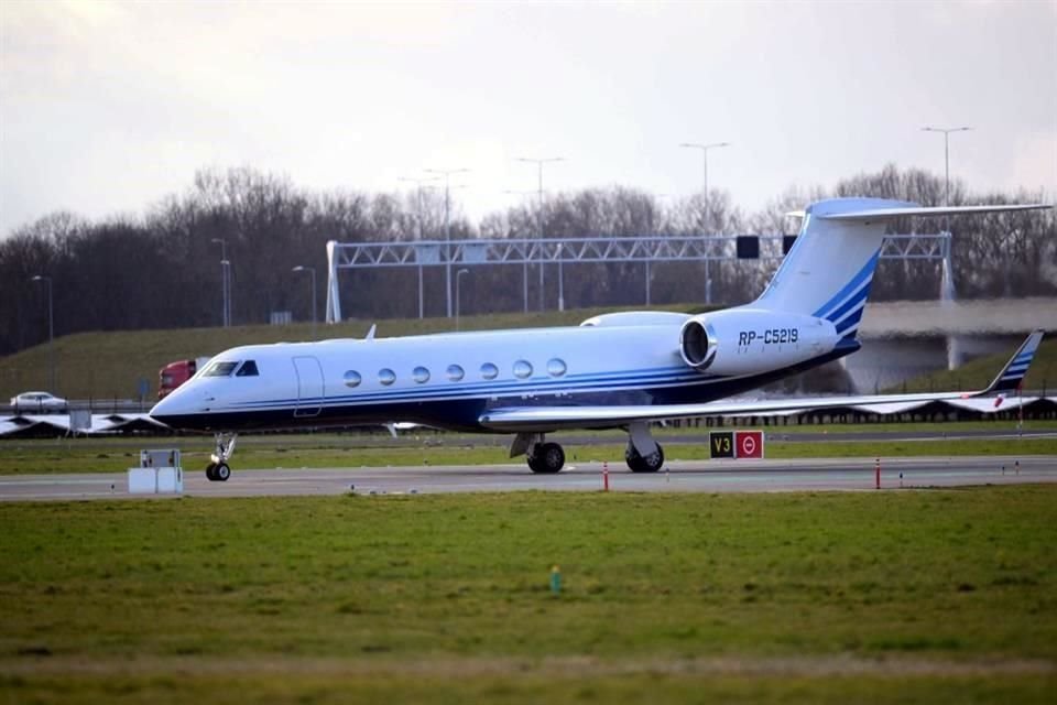 Un avión Gulfstream G550, que se cree transportaba al ex Presidente filipino Rodrigo Duterte, aterriza en el Aeropuerto de Róterdam-La Haya.