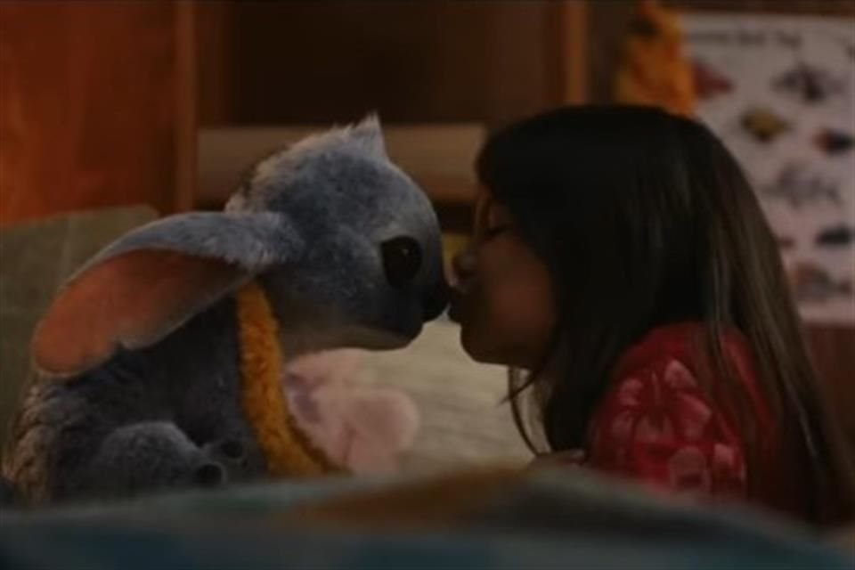 El adelanto sigue la historia de Lilo, una niña hawaiana que, al pedir un deseo a una estrella fugaz, se encuentra con Stitch.