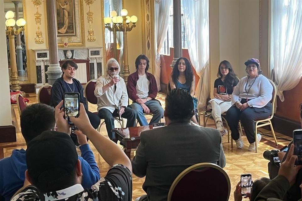 En la conferencia de prensa estuvieron presentes algunas alumnas de la escuela, tales como las cantantes Verónica y Nayeli, así como la baterista Mónica Castillo.