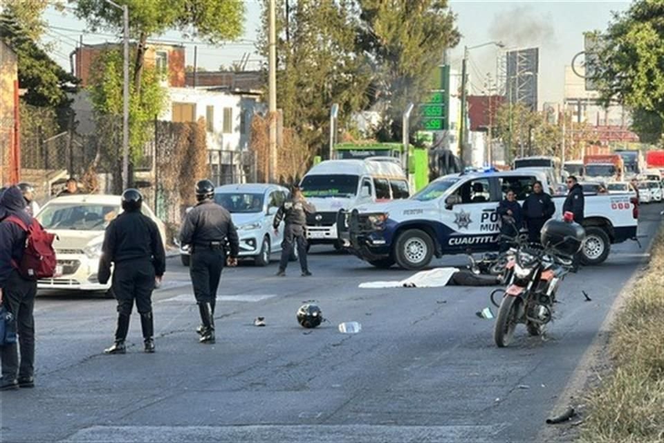 El hombre fue embestido por un vehículo, por lo que derrapó metros adelante y otras unidades le pasaron por encima.