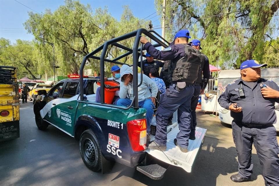 Cuatro de los sujetos que cobraban por permitir estacionarse en la calle fueron detenidos y llevados ante el Juzgado Cívico. 