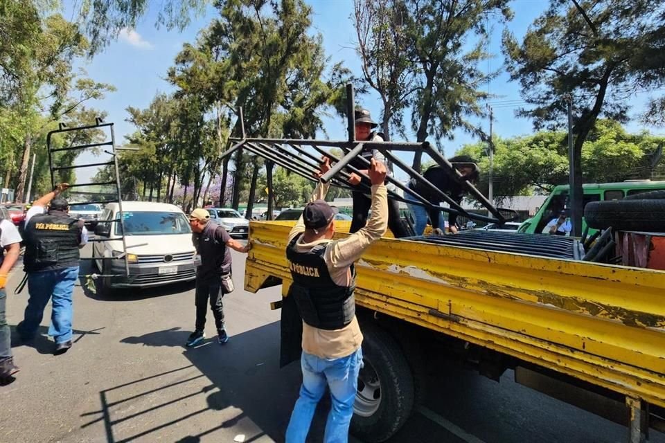 Visitantes del nosocomio reportaron que franeleros cobraban en promedio 100 pesos para permitir que un automóvil se estacionara en la vía pública. 