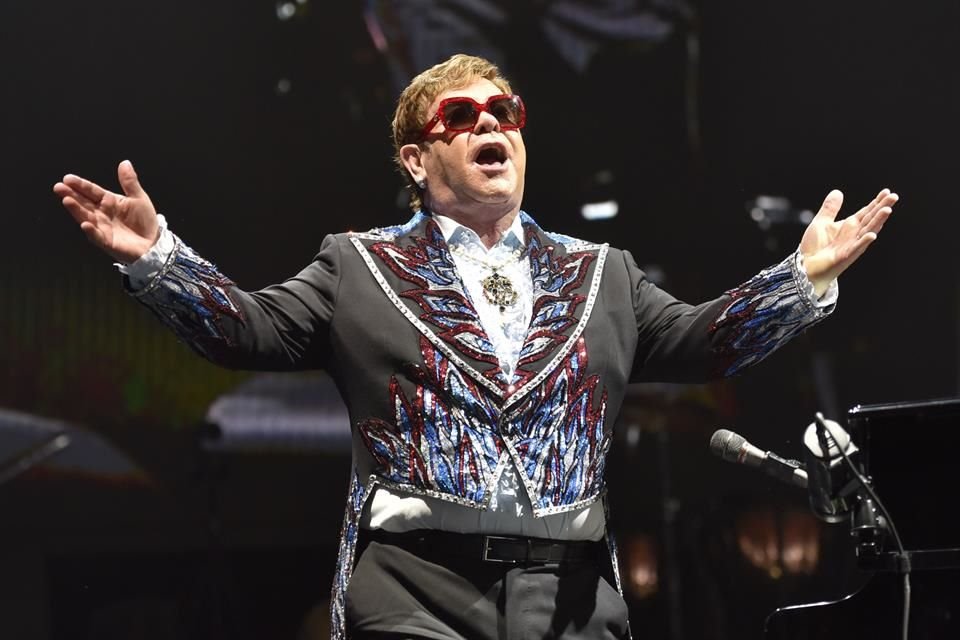 Elton John alegró el día de los comensales de un restaurante en Cannes al interpretarles improvisadamente su tema 'Cold Heart'.