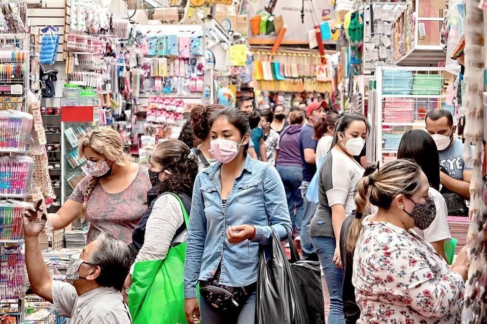 Ante la presión por el inicio de clases, padres de familia empezaron a abarrotar las papelerías en busca de útiles.