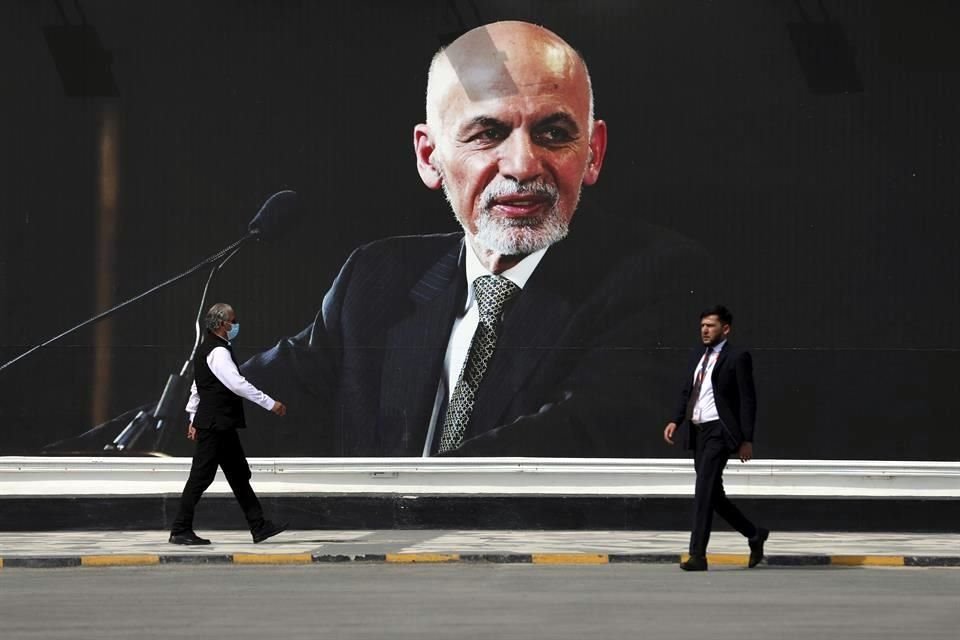 Una imagen del ex Presidente Ashraf Ghani en el aeropuerto de Hamid Karzai en Kabul.