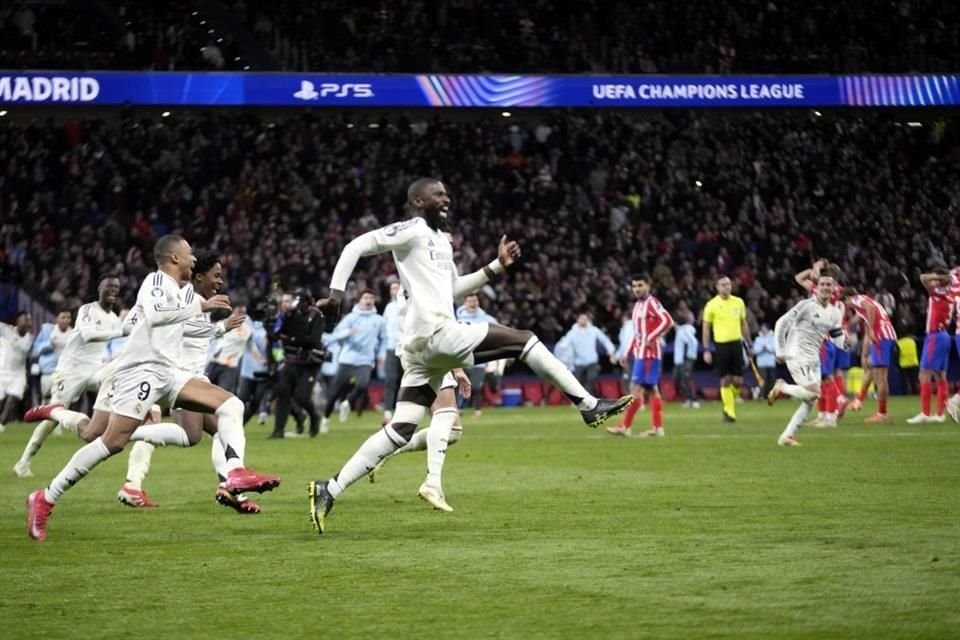 La felicidad de los merengues tras el tanto de Rudiger ante la decepsión de los colchoneros.