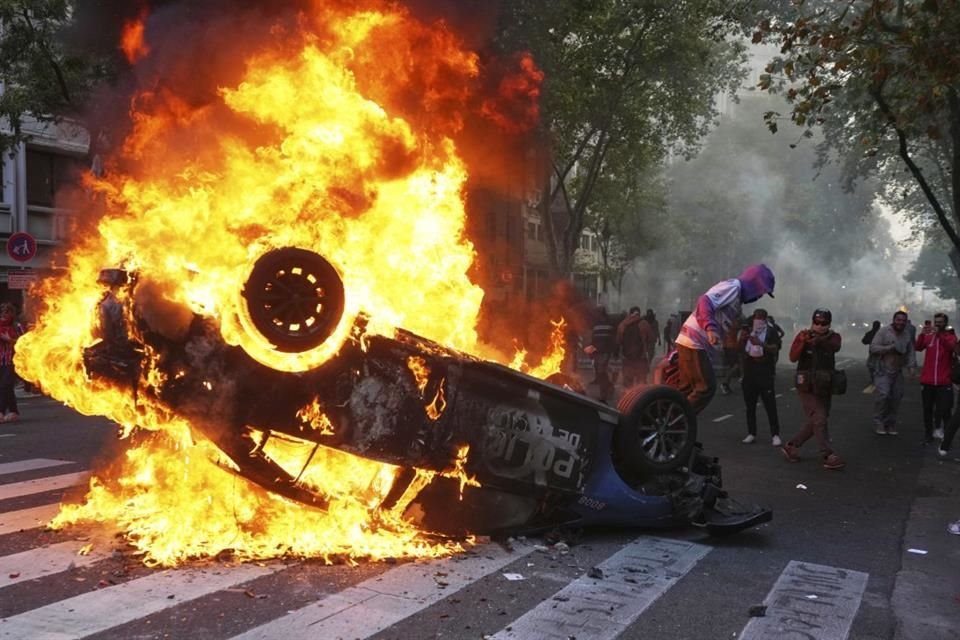 Un manifestante quema un auto de policía durante una protesta en Buenos Aires, el 12 de marzo del 2025.