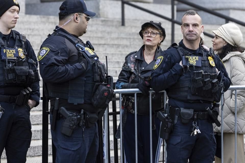 Entre la multitud se encontraba Susan Sarandon, de 78 años, quien emitió una declaración en solidaridad con Khalil.