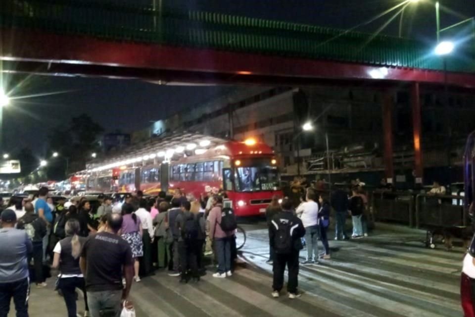 Los manifestantes cuestionaron que en esta protesta se manden decenas de policías y que no se mantengan estos uniformados de forma permanente en la zona.