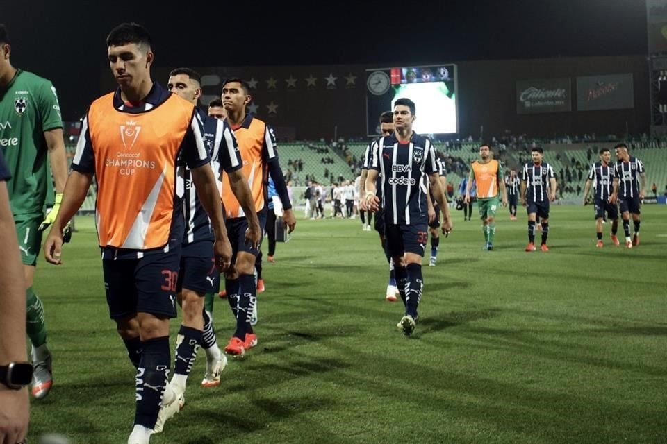 Las caras largas de los Rayados a la salida del partido.