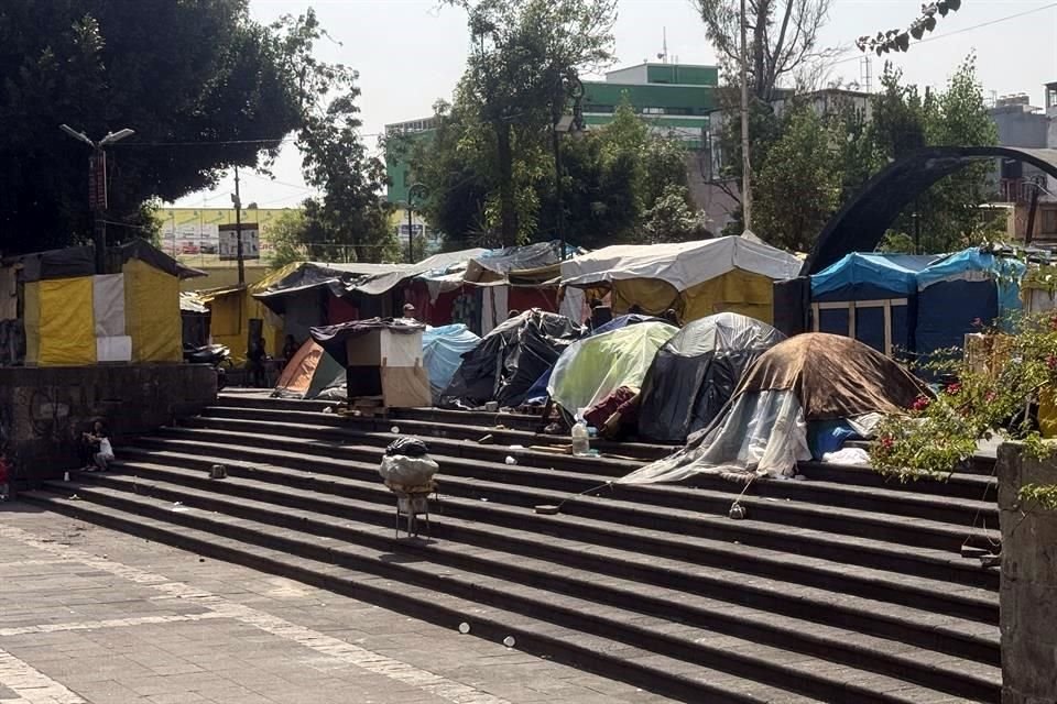 Líderes de ambulantes cobran 200 pesos diarios a migrantes para que puedan ocupar el espacio y tener acceso a servicios de agua.