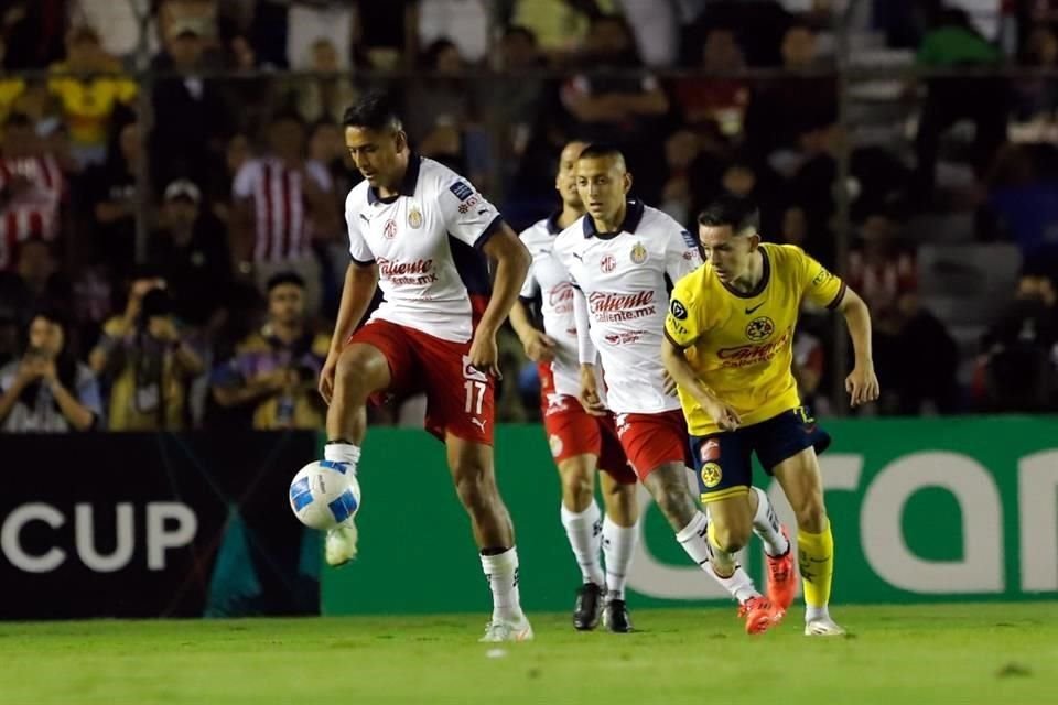 Luis Romo intentó generar avances de los rojiblancos, pero no fue suficiente el esfuerzo del ex celeste.