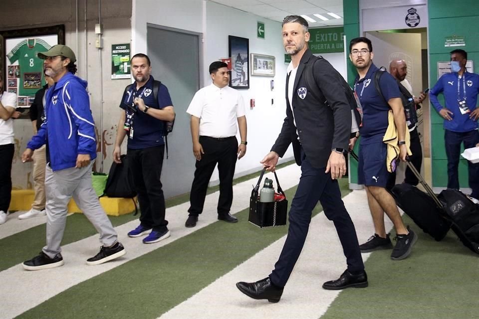 Martín Demichelis sale del Estadio del Santos tras la eliminación.