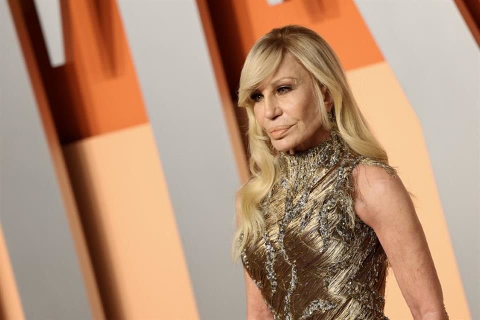 Donatella Versace deja la dirección creativa de la marca tras casi 30 años; Dario Vitale asumirá el cargo en abril.