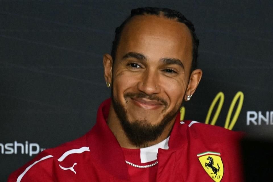 Lewis Hamilton luce feliz con la indumentaria de Ferrari.