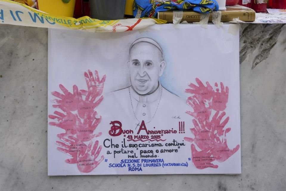 Un poster de felicitación al Papa Francisco frente al hospital donde está internado, en Roma.