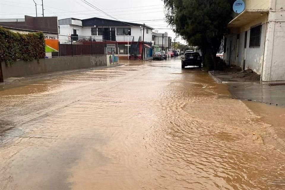 Gobierno de BC extendió la suspensión de clases en Tijuana hasta mañana debido a las fuertes lluvias que provocaron el cierre de carreteras.